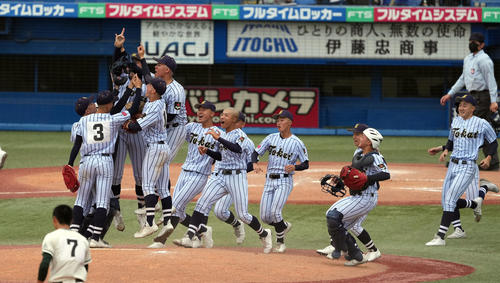 二松学舎大付対東海大菅生 優勝を決め、マウンドで歓喜の輪を作り、喜びを爆発させる東海大菅生ナイン(撮影・狩俣裕三)