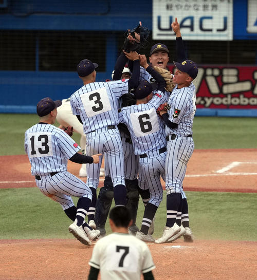 二松学舎大付対東海大菅生 優勝を決め、マウンドで歓喜の輪を作り、喜びを爆発させる東海大菅生ナイン(撮影・狩俣裕三)