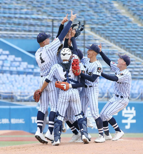 二松学舎大付対東海大菅生 二松学舎大付に勝利し、歓喜にわく東海大菅生の選手たち(撮影・宮地輝)