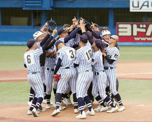 二松学舎大付対東海大菅生 優勝を決め、マウンドで歓喜の輪を作り、喜びを爆発させる東海大菅生ナイン(撮影・狩俣裕三)