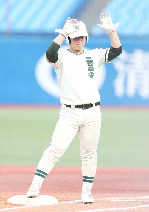 二松学舎大付対東海大菅生 1回表二松学舎大付1死一、二塁、適時打を放ち両手を挙げる片井(撮影・宮地輝)