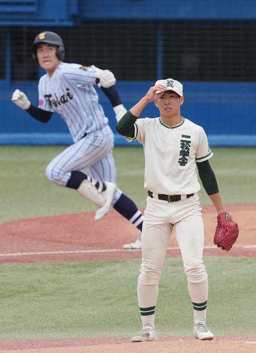 二松学舎大付対東海大菅生 3回裏東海大菅生2死一塁、東海大菅生・新井に2点本塁打を浴びる二松学舎大付・大矢(撮影・狩俣裕三)