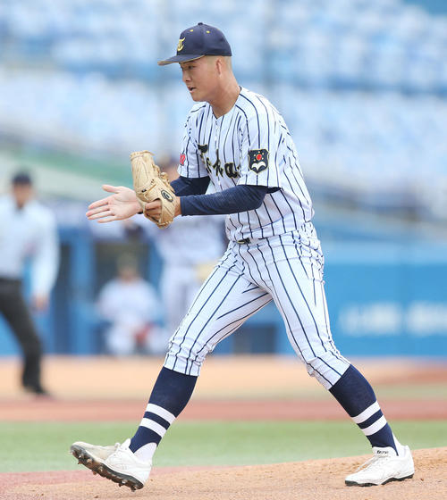 二松学舎大付対東海大菅生 3回表二松学舎大付を抑え、グラブをたたく東海大菅生先発の日当(撮影・宮地輝)