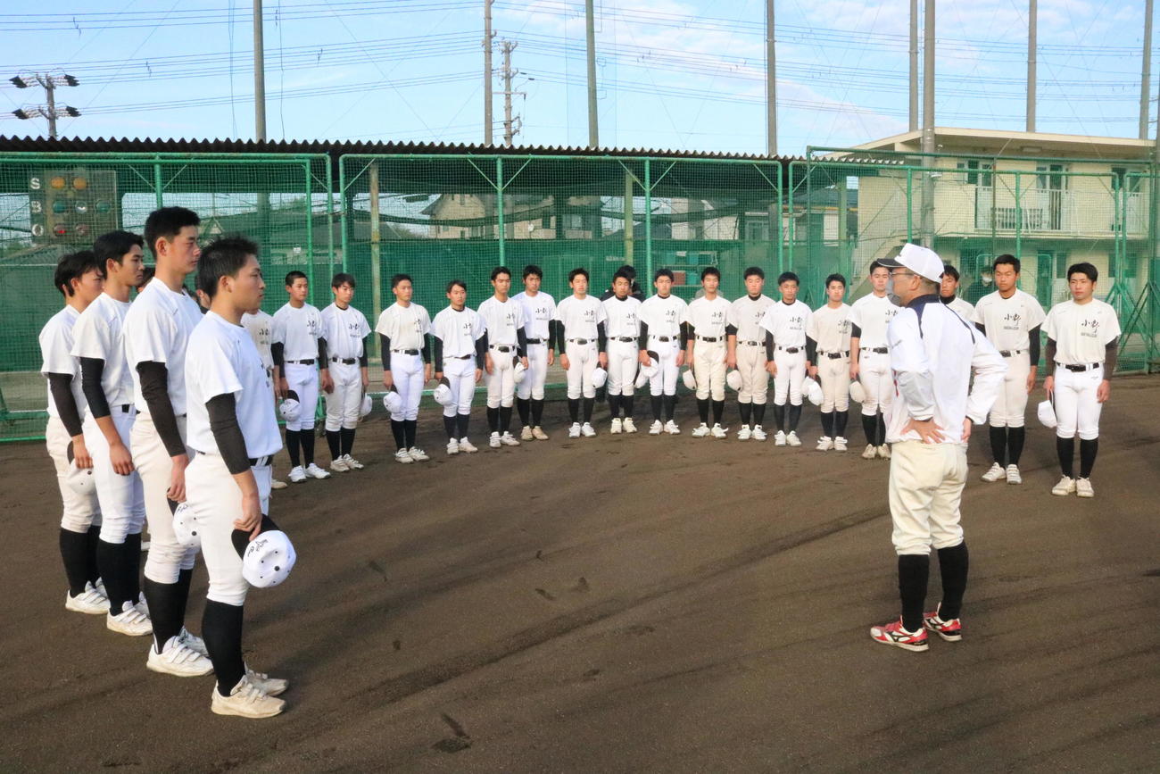 小野の北垣賢高監督はミーティングでナインに21世紀枠近畿地区候補校になったことを告げる（撮影・林亮佑）