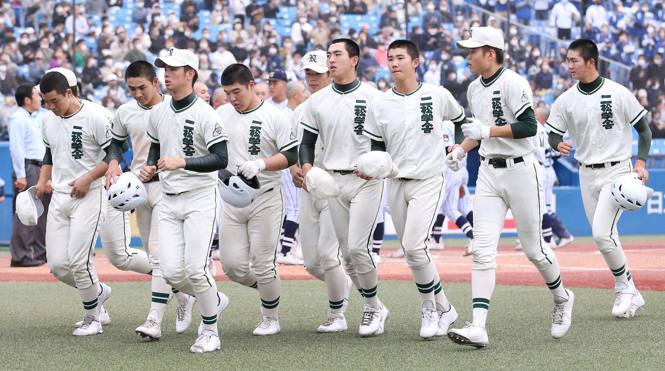 東京大会決勝で東海大菅生に敗れた二松学舎大付の選手たちは肩を落とす（撮影・宮地輝）