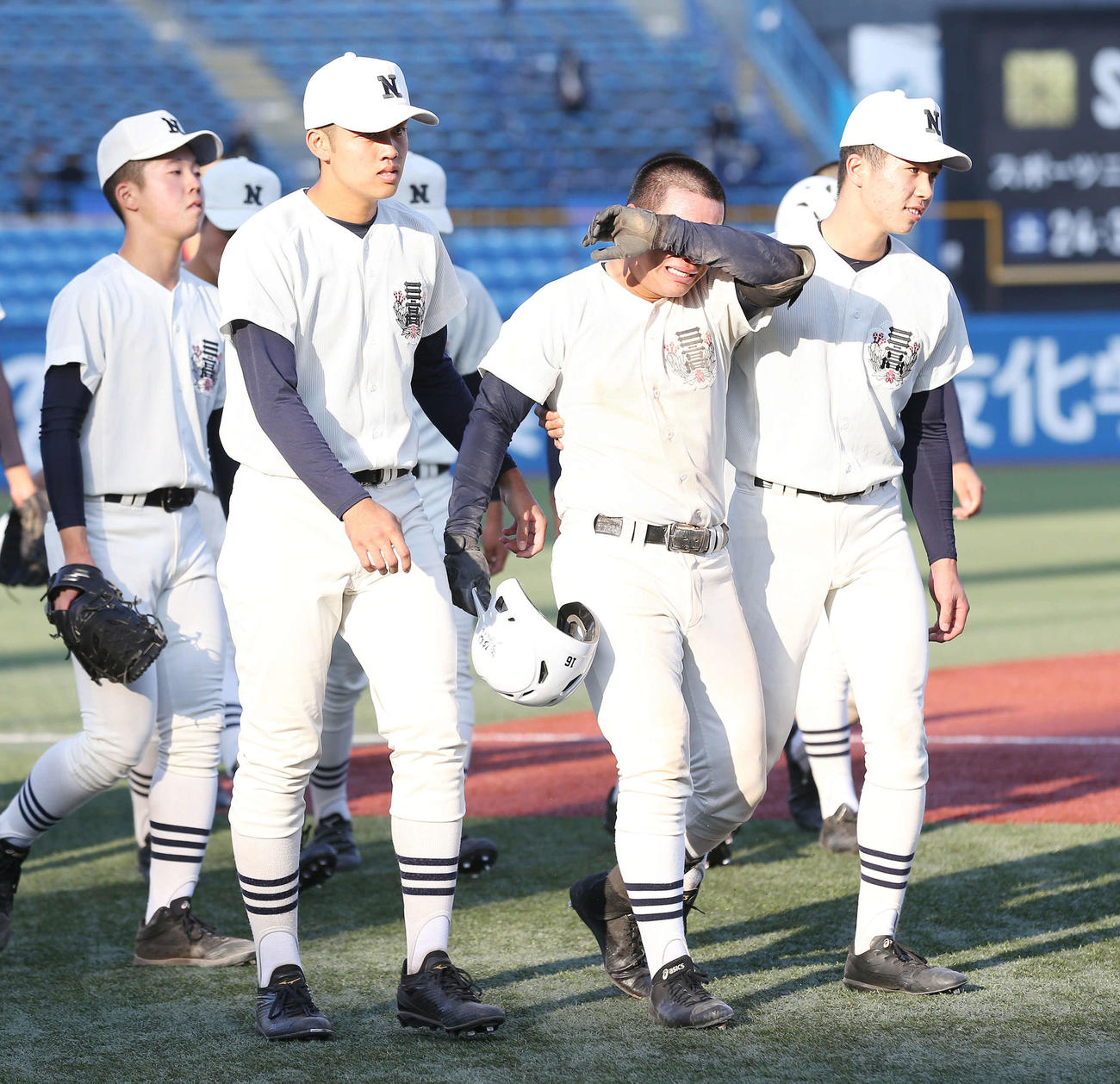 12日、東京大会準決勝で敗れがっくりする日大三の選手たち
