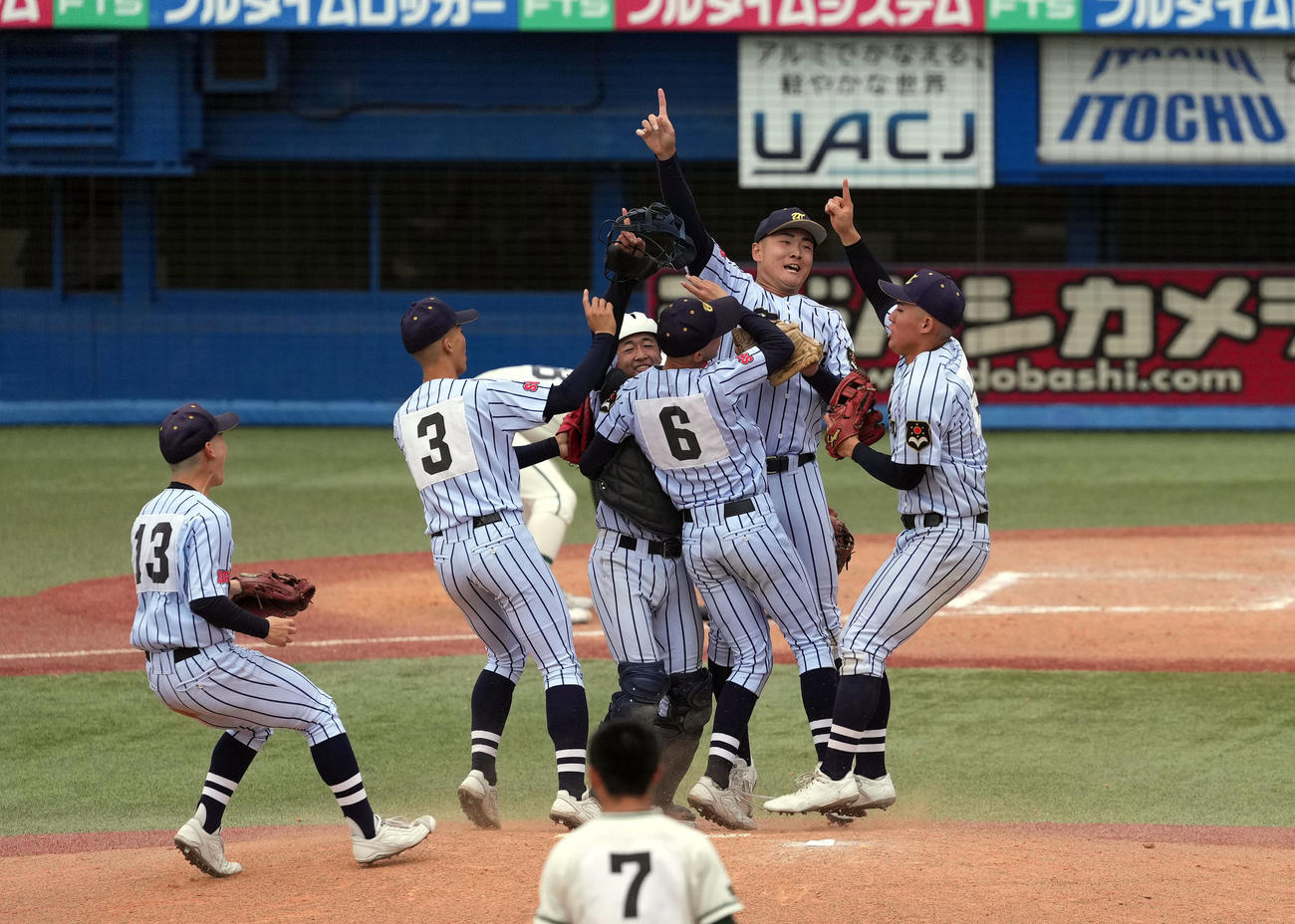 秋季高校野球東京大会で優勝を決め、マウンドで歓喜の輪を作り、喜びを爆発させる先発日当（中央右）ら東海大菅生ナイン（撮影・狩俣裕三）