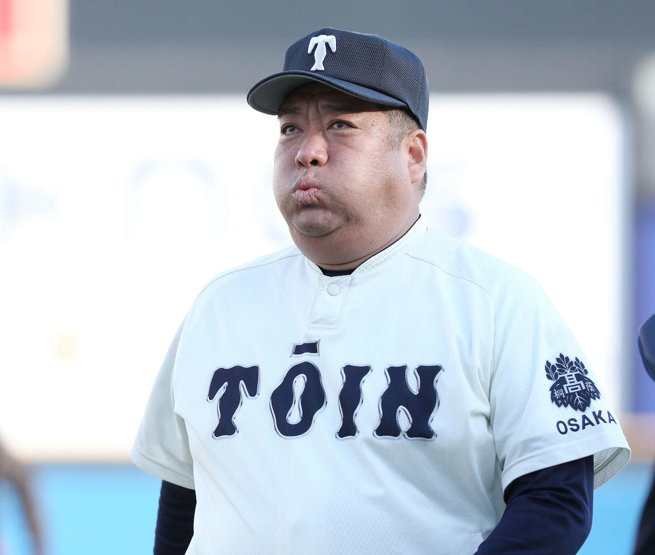 大阪桐蔭対東邦　大きく息を吐く大阪桐蔭・西谷監督（撮影・宮地輝）