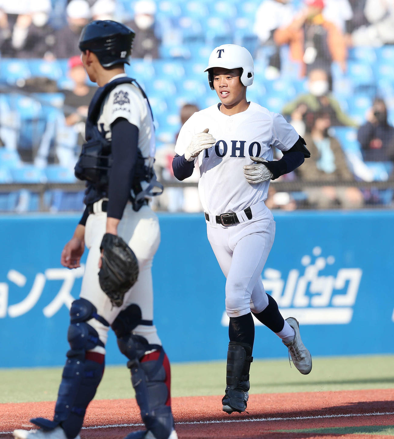 大阪桐蔭対東邦　3回裏東邦1死、本塁打を放った中村（撮影・宮地輝）