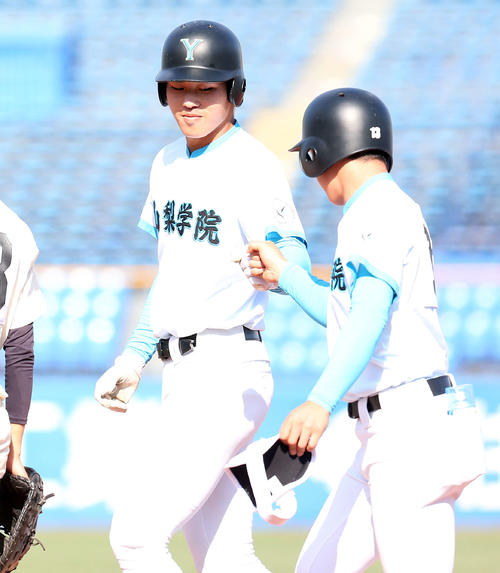 英明対山梨学院　2回裏山梨学院1死二塁、先制適時打を放ちグータッチする徳弘（撮影・宮地輝）