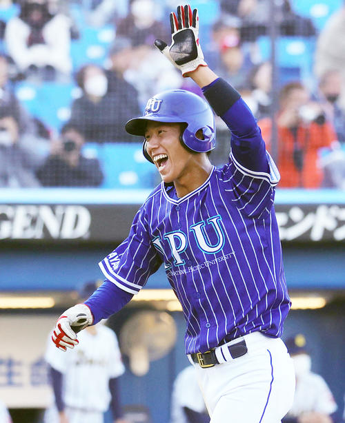 国際武道大対環太平洋大　1回裏環太平洋大無死一、二塁、猿渡の三前犠打と敵失で先制の生還を果たし喜ぶ若林（撮影・野上伸悟）