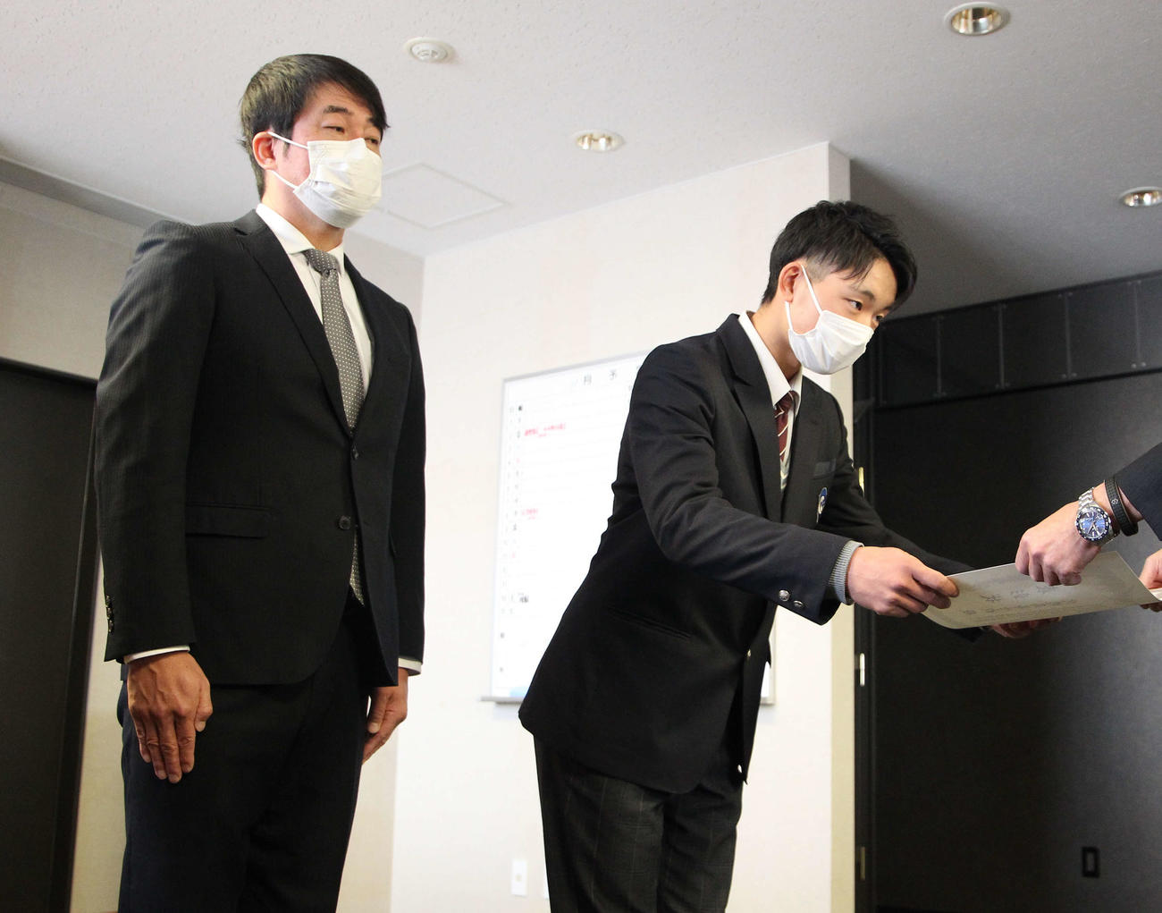賞状を受ける北越の佐藤主将。左は小島監督