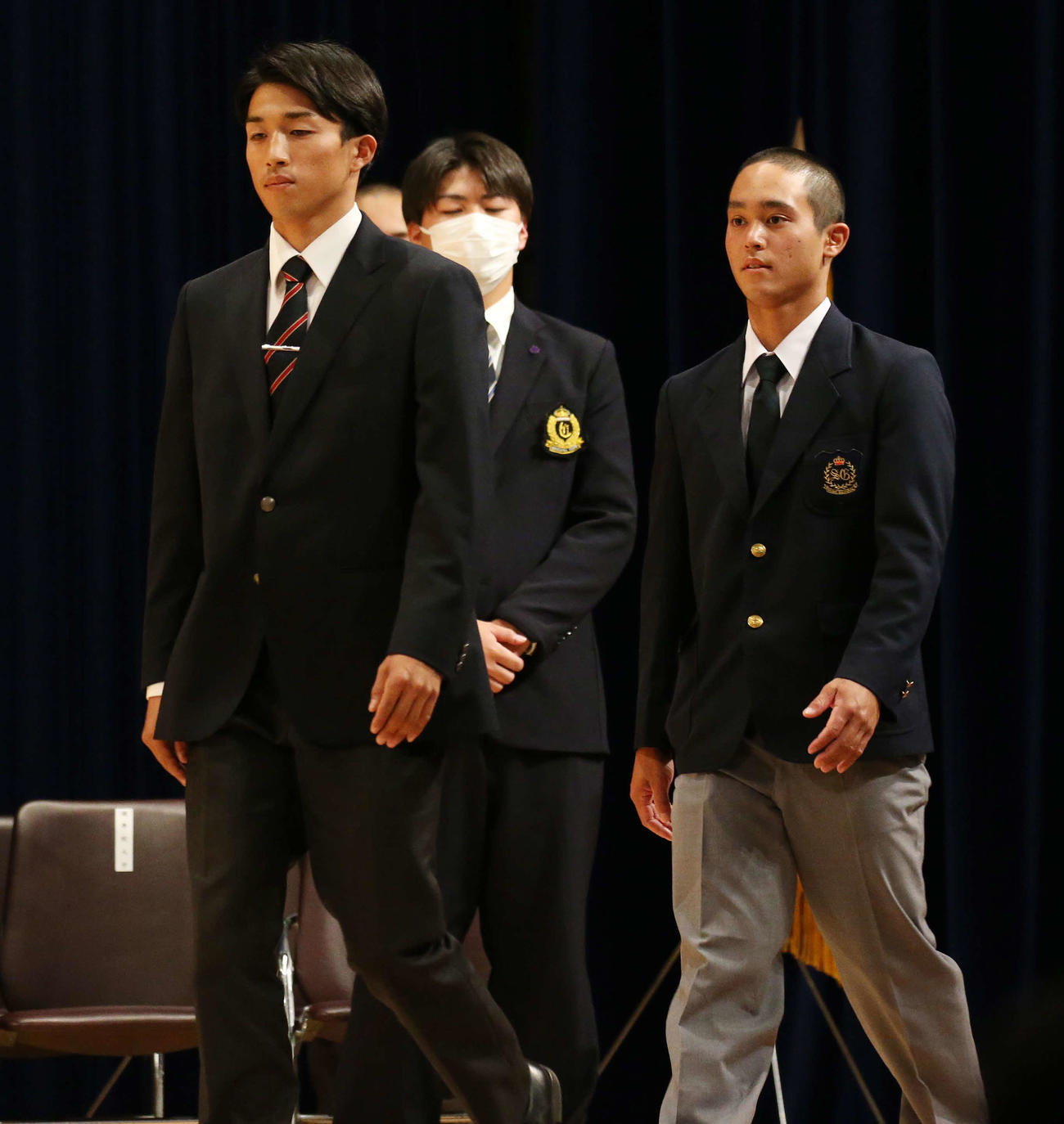 明治神宮野球大会開会式で選手宣誓に向かう国学院大・古江主将（左）と沖縄尚学・佐野主将（撮影・宮地輝）