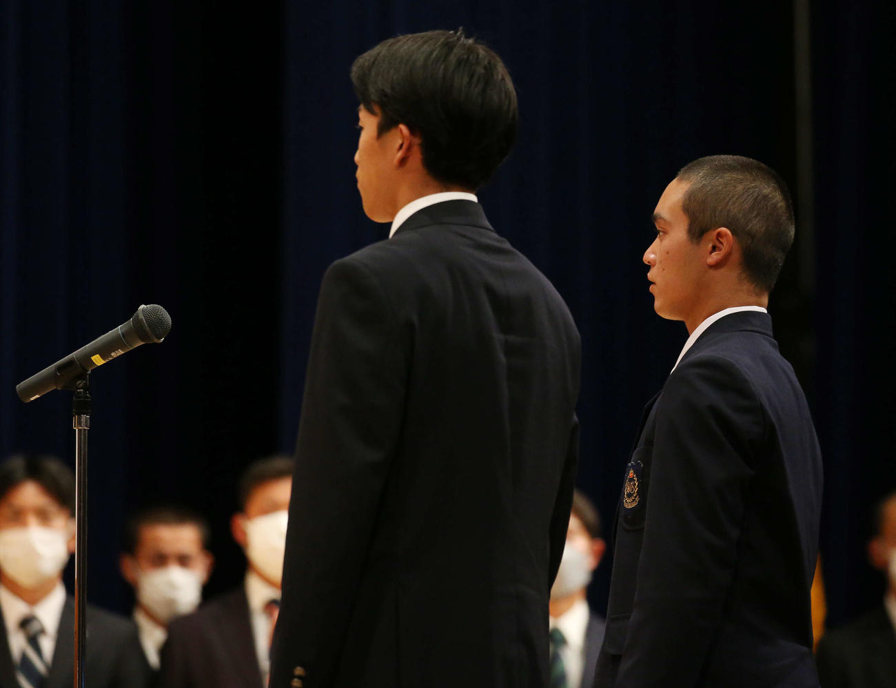 明治神宮野球大会開会式で選手宣誓する国学院大・古江主将（左）沖縄尚学・佐野主将（撮影・宮地輝）