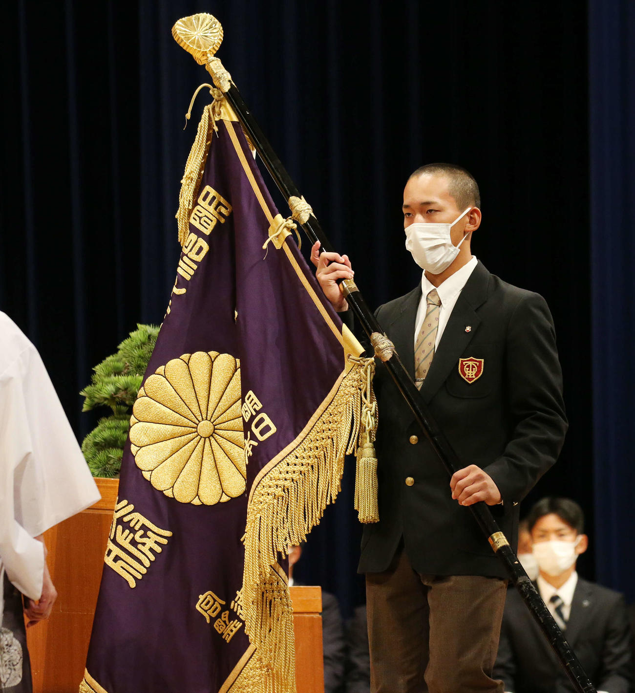 明治神宮野球大会開会式で優勝旗を返還する高校の部、前年度優勝の大阪桐蔭・前田主将（撮影・宮地輝）