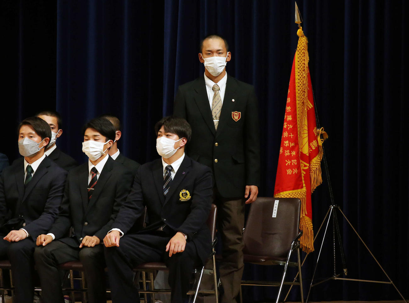 明治神宮大会開会式で出場校の紹介を受け起立する大阪桐蔭・前田主将（右）（撮影・宮地輝）