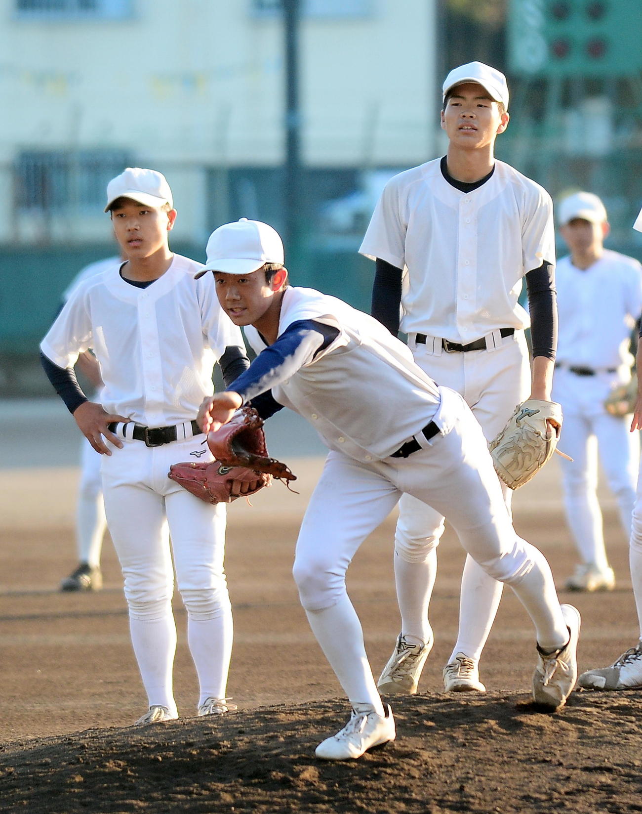 投内連係の練習に励む静岡高・亀井（手前）