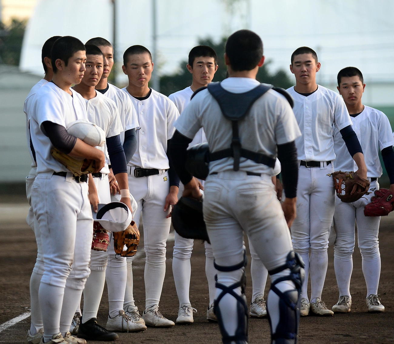 遠藤主将（手前）の話を聞く静岡高・亀井（奥右から3人目）