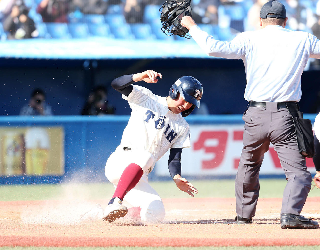 大阪桐蔭対東邦　8回表大阪桐蔭1死一、二塁、徳丸が適時打を放ち、その間に生還した小川（撮影・宮地輝）