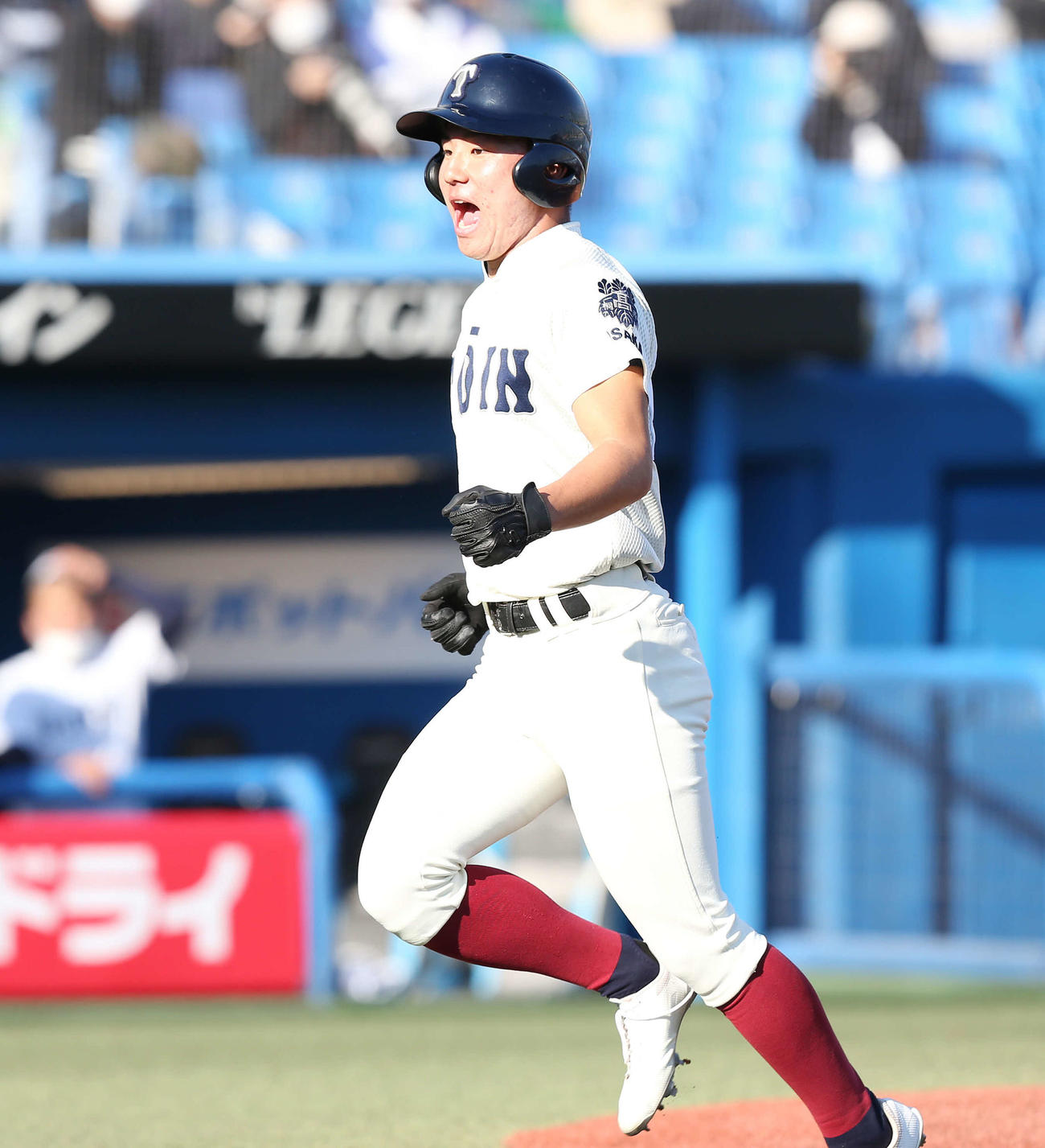 大阪桐蔭対東邦　3回表大阪桐蔭2死三塁、捕逸の間に生還した山田（撮影・宮地輝）