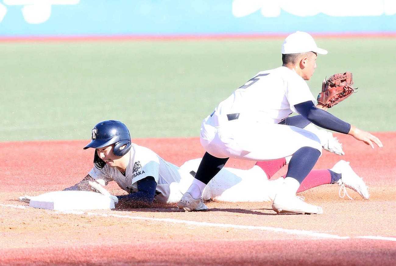 大阪桐蔭対東邦　4回表大阪桐蔭1死三塁、適時三塁打を放った岸本（撮影・宮地輝）