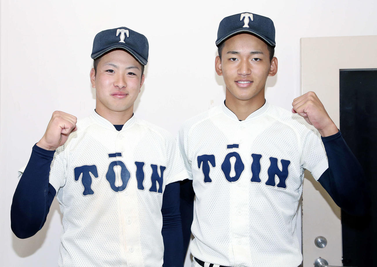 大阪桐蔭対東邦　笑顔でガッツポーズする大阪桐蔭・岸本（左）と前田（撮影・宮地輝）