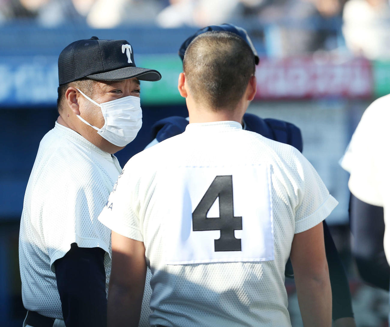大阪桐蔭対東邦　選手たちに声をかける大阪桐蔭・西谷監督（撮影・宮地輝）