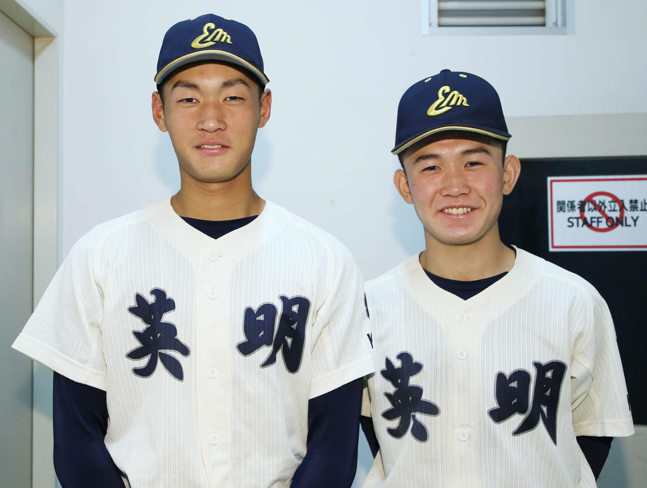 英明対山梨学院　笑顔の英明・寿賀（左）と尾中（撮影・宮地輝）