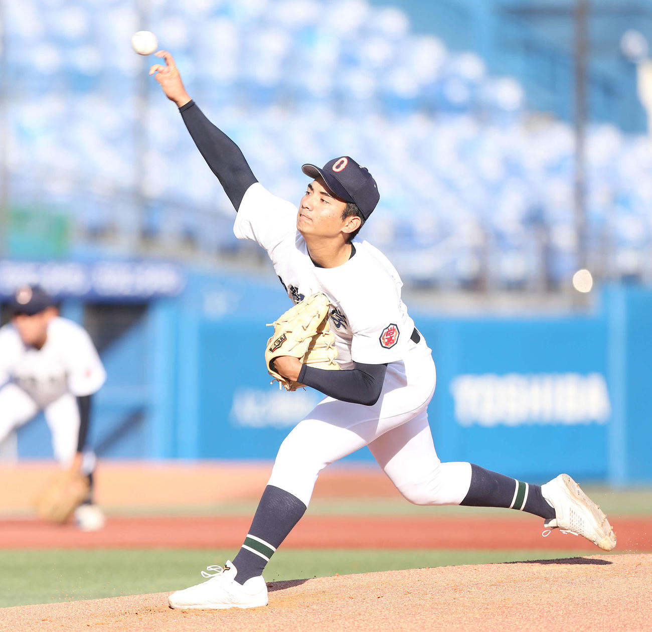 沖縄尚学対仙台育英　力投する沖縄尚学先発の東恩納（撮影・宮地輝）