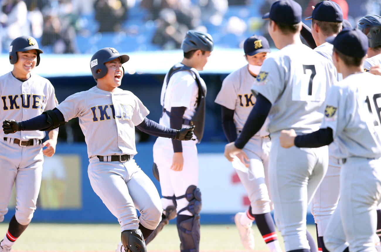 沖縄尚学対仙台育英　9回裏仙台育英1死二塁、サヨナラ打を放ち喜びを爆発させる齊藤陽（左から2人目）（撮影・宮地輝）