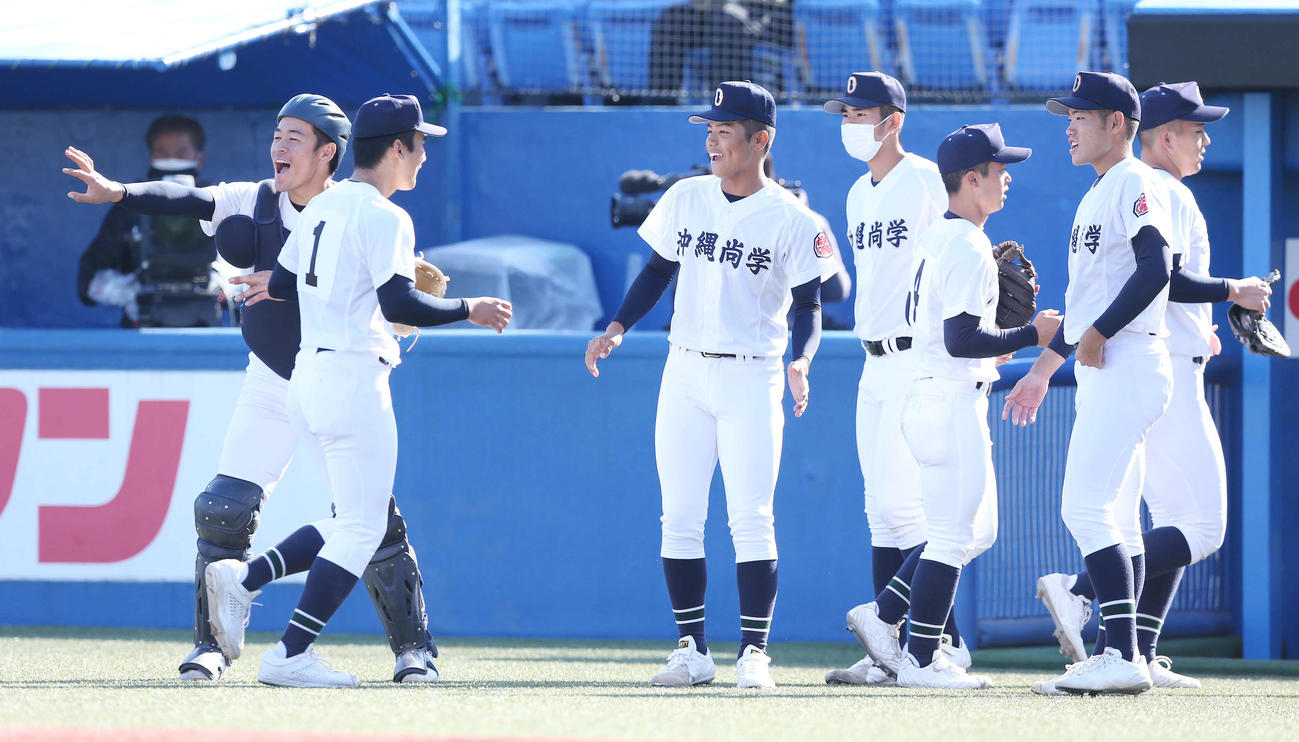 沖縄尚学対仙台育英　7回裏仙台育英を抑え笑顔で迎えられる沖縄尚学先発の東恩納（左から2人目）（撮影・宮地輝）