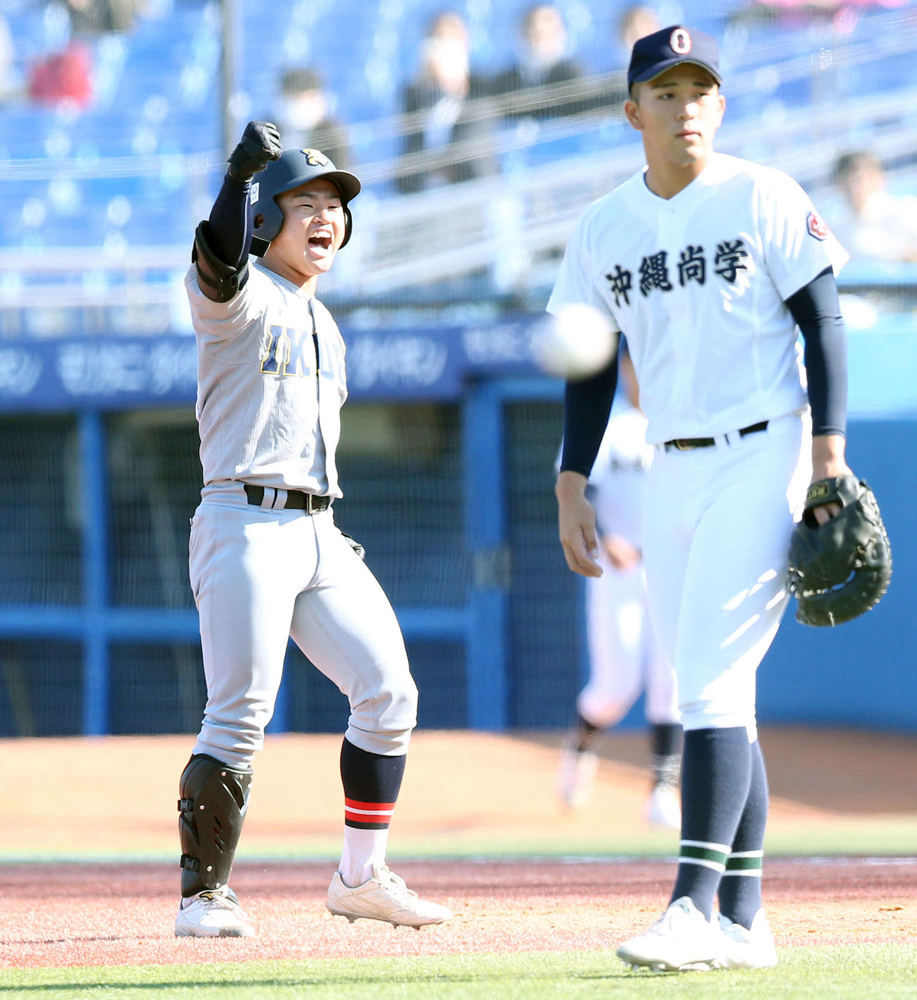 沖縄尚学対仙台育英　9回裏仙台育英1死二塁、サヨナラ打を放ちガッツポーズする斎藤陽（左）（撮影・宮地輝）