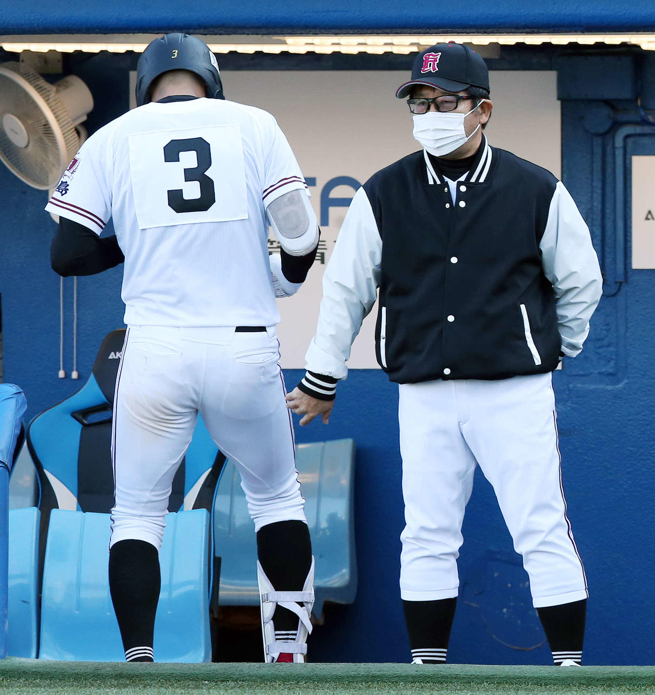 東海大菅生対広陵　7回裏広陵無死、本塁打を放った真鍋（左）をたたえる中井監督（撮影・宮地輝）