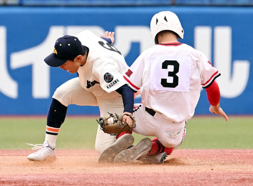 英明対北陸　6回裏北陸1死一塁、一走児玉（右）と接触する遊撃手鈴木（撮影・滝沢徹郎）