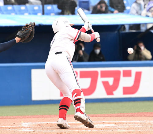 英明対北陸　8回裏北陸1死一、三塁、小矢は勝ち越しのスクイズを決める（撮影・滝沢徹郎）