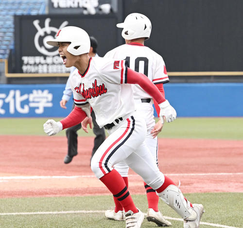 英明対北陸　8回裏北陸1死一、三塁、小矢は勝ち越しのスクイズを決めさけぶ（撮影・滝沢徹郎）