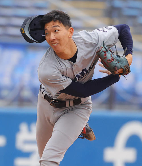 明大対関大　帽子を飛ばし力投する関大先発の鷲尾（撮影・野上伸悟）