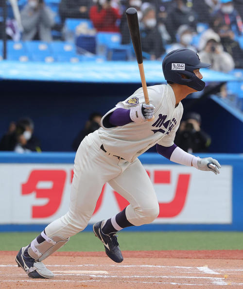 明大対関大　1回表明大1死二塁、中前打を放つ宗山（撮影・野上伸悟）