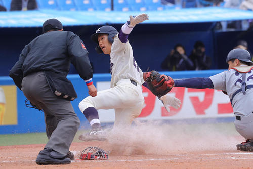 明大対関大　1回表明大1死二、三塁、相手の野選で先制の生還を果たす飯森（撮影・野上伸悟）