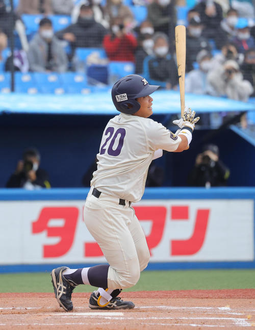 明大対関大　1回表明大1死一、三塁、中犠飛を放つ蓑尾（撮影・野上伸悟）