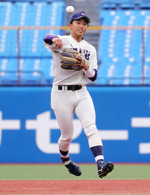 明大対関大　1回裏関大無死、中井の遊ゴロを処理する宗山（撮影・野上伸悟）