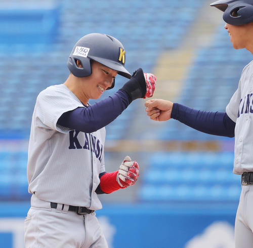 明大対関大　2回裏関大2死三塁、中前適時打を放ち喜ぶ佐藤（撮影・野上伸悟）