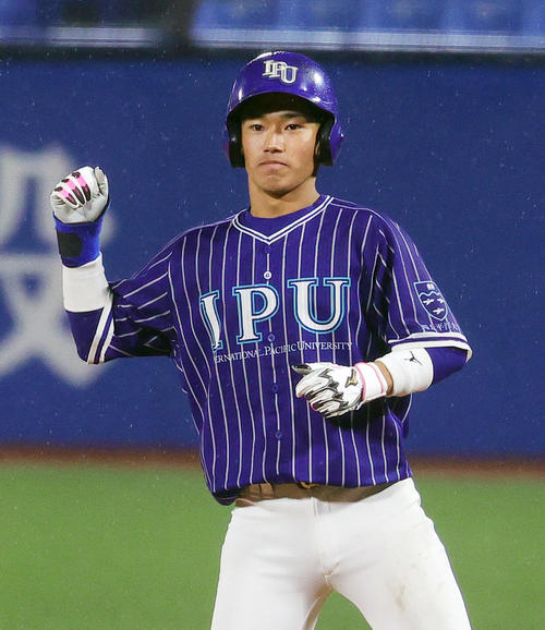 環太平洋大対大商大　4回表環太平洋大1死一、三塁、左前先制適時打を放ち喜ぶ楠本（撮影・野上伸悟）