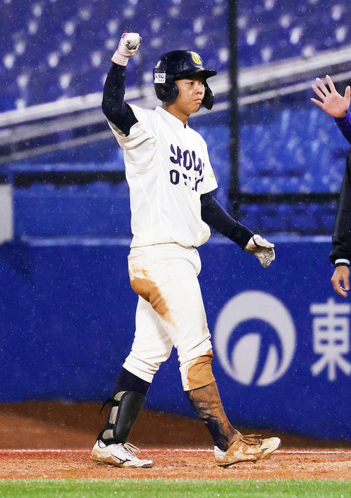 環太平洋大対大商大　5回裏大商大2死一、三塁、右前適時打を放ち喜ぶ河西（撮影・野上伸悟）