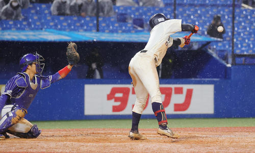 環太平洋大対大商大　タイブレークの10回裏大商大1死満塁、サヨナラのスクイズを決める碓井（撮影・野上伸悟）