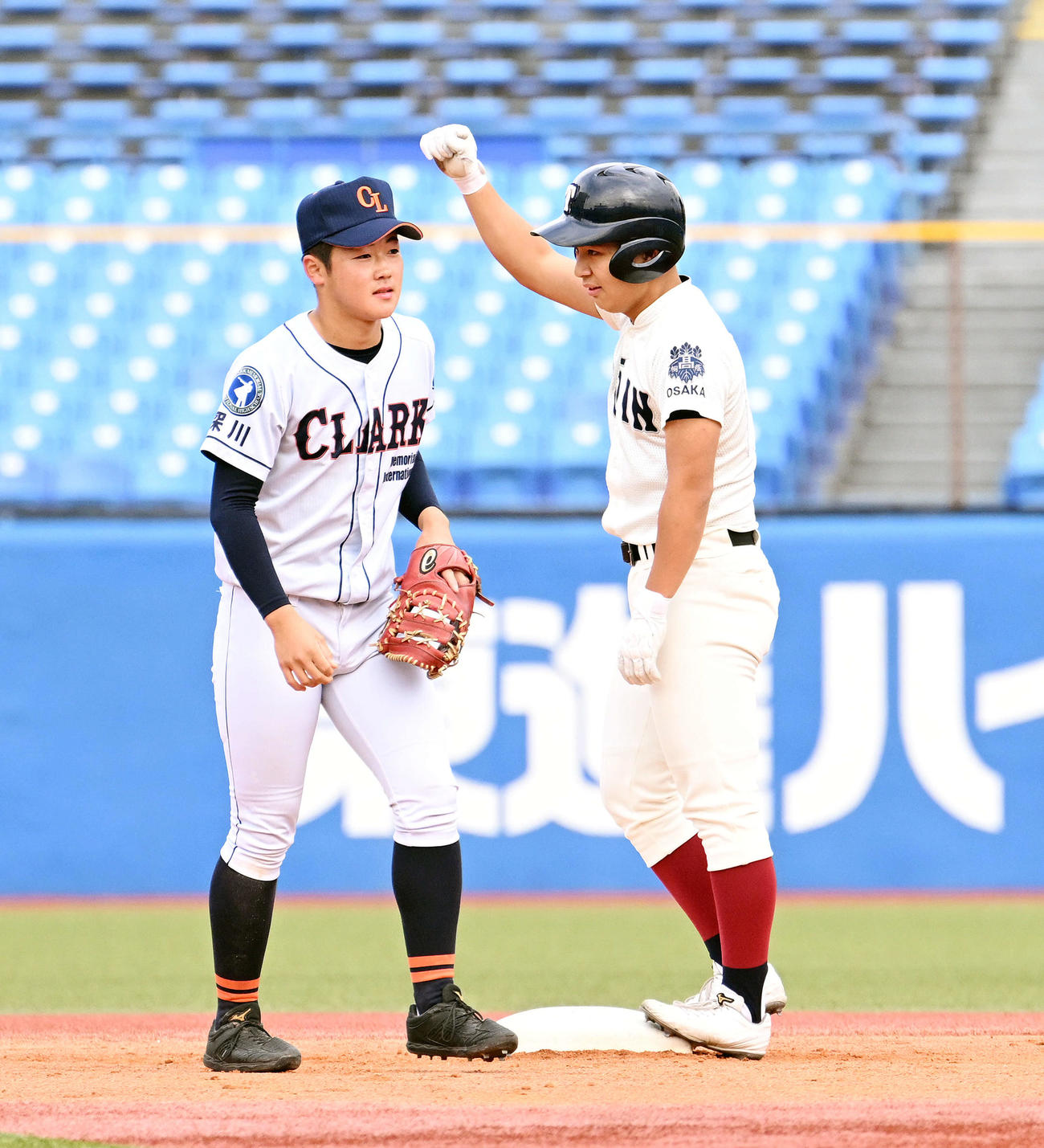 クラーク対大阪桐蔭　2回裏大阪桐蔭2死一、三塁、徳丸（右）は2点適時打を放ちガッツポーズする（撮影・滝沢徹郎）
