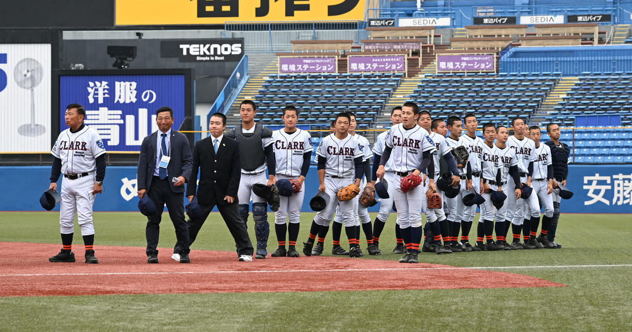 クラーク対大阪桐蔭　試合に敗れ引き揚げるクラークの選手たち（撮影・滝沢徹郎）
