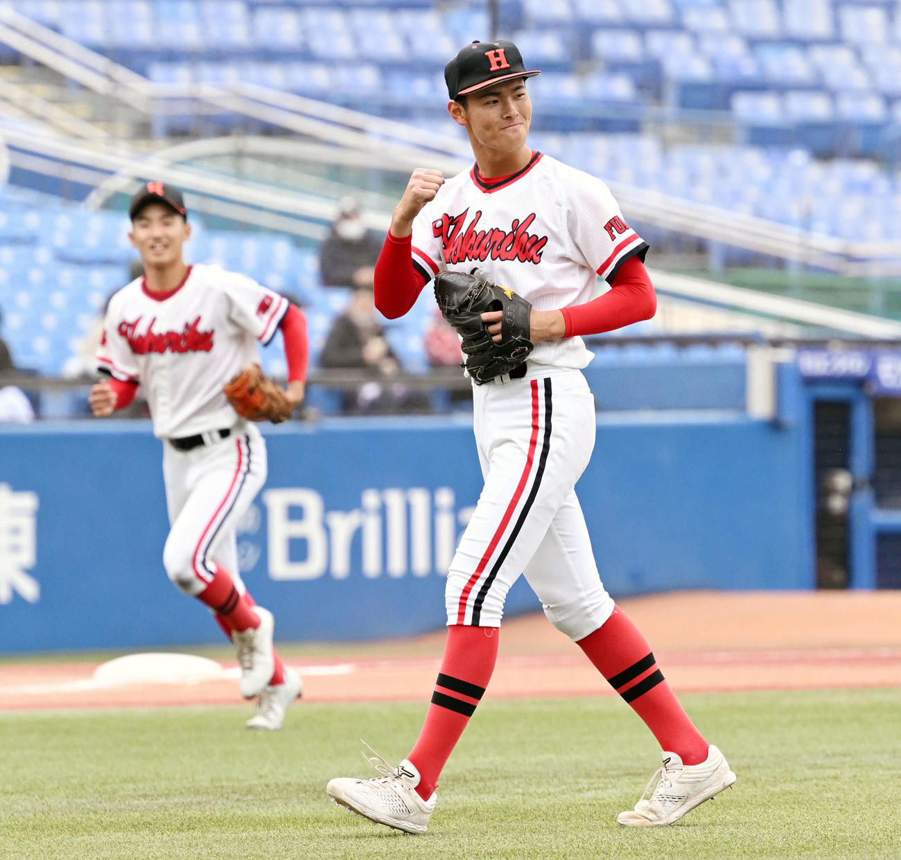 英明対北陸　完投勝利しガッツポーズする北陸・友広（手前）（撮影・滝沢徹郎）