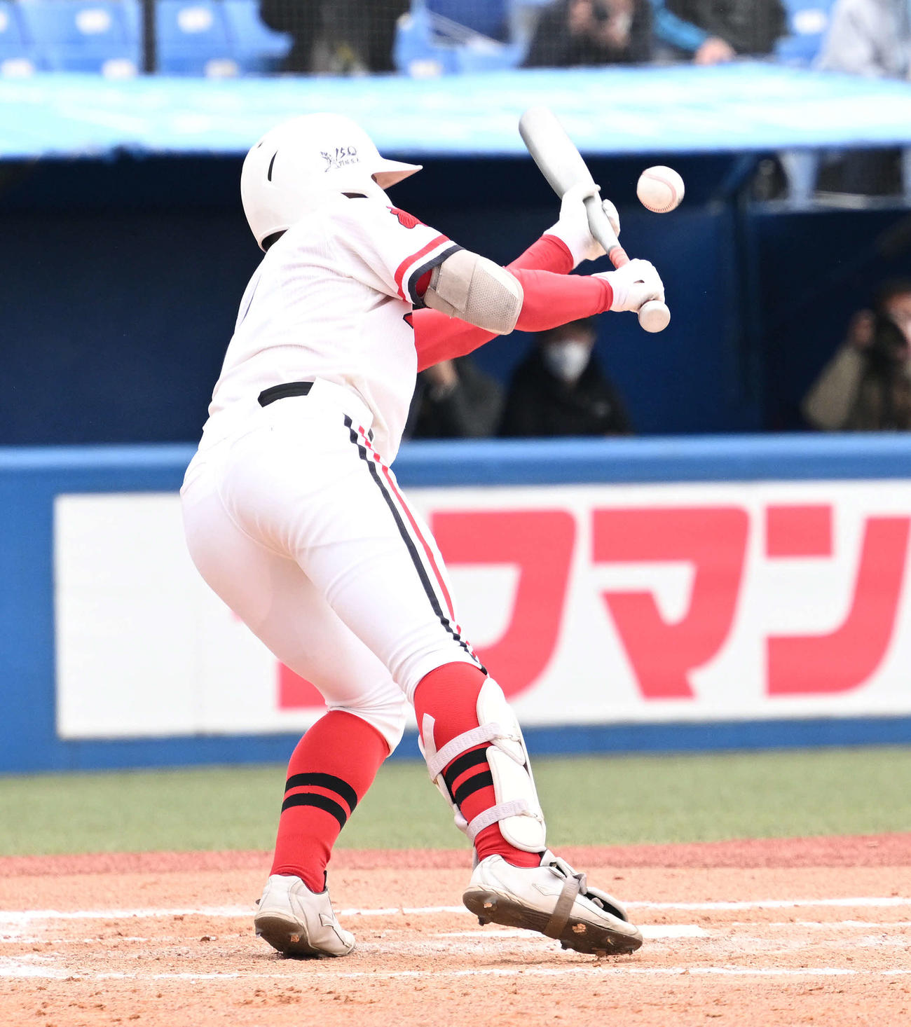 英明対北陸　8回裏北陸1死一、三塁、小矢は勝ち越しのスクイズを決める（撮影・滝沢徹郎）