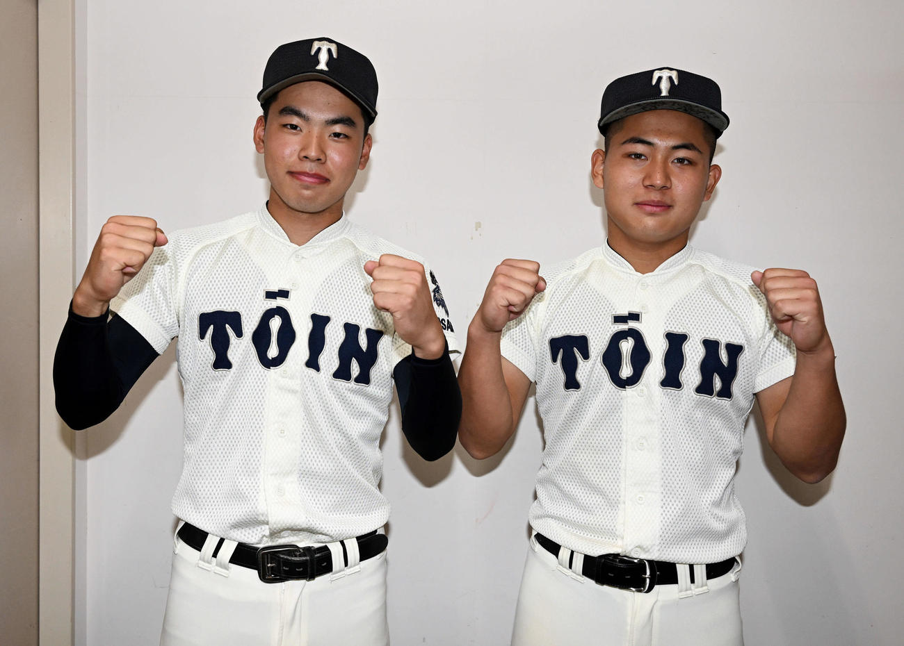 クラーク対大阪桐蔭　試合後、ポーズを決める大阪桐蔭の境（左）と徳丸（撮影・滝沢徹郎）